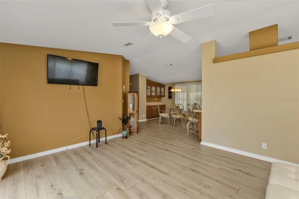 For Sale: $209,900 (2 beds, 2 baths, 1248 Square Feet)