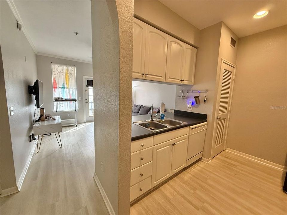 For Sale: $210,000 (1 beds, 1 baths, 535 Square Feet)
