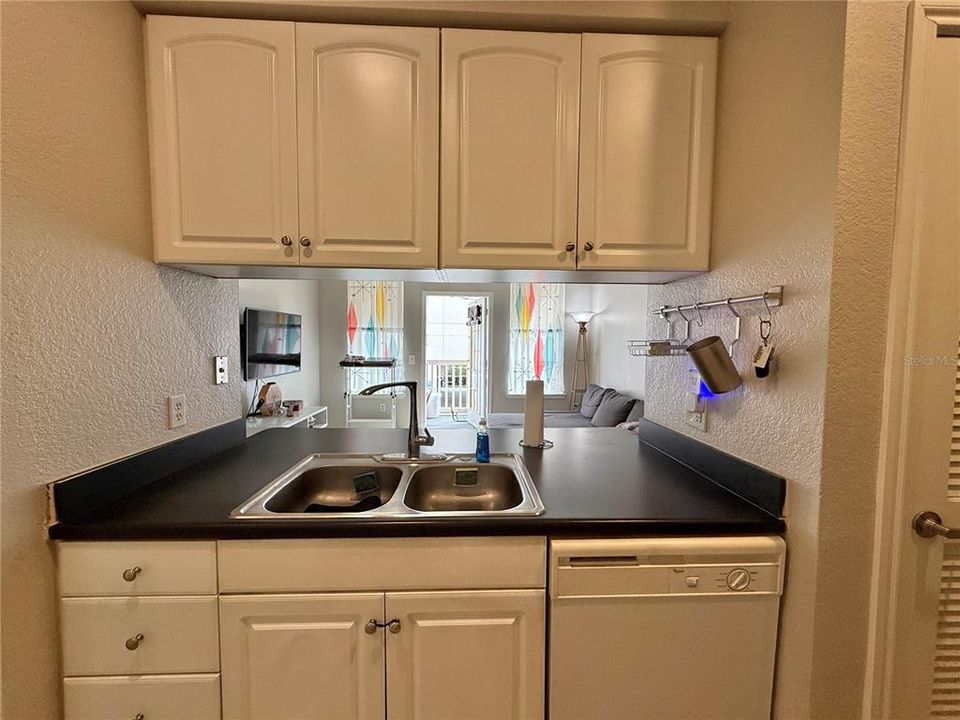 For Sale: $210,000 (1 beds, 1 baths, 535 Square Feet)