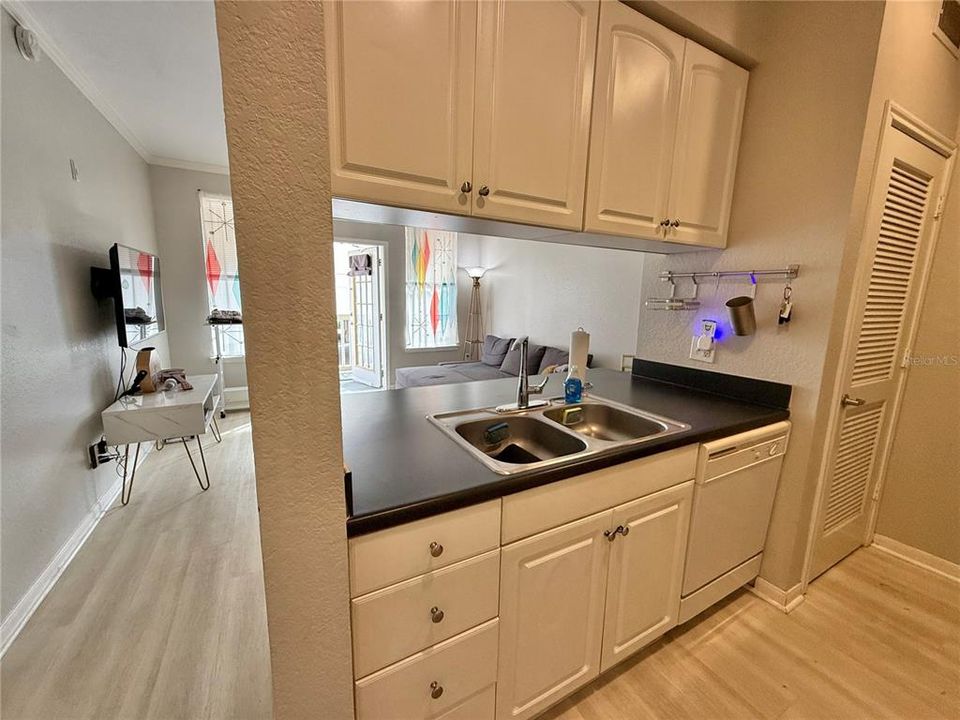 For Sale: $210,000 (1 beds, 1 baths, 535 Square Feet)