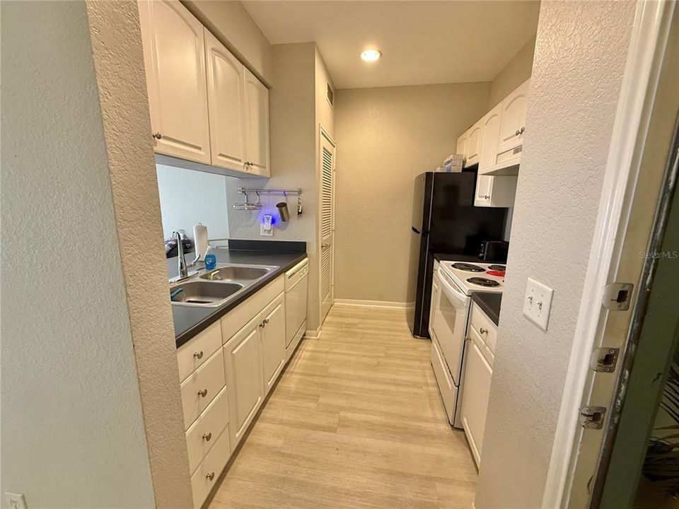 For Sale: $210,000 (1 beds, 1 baths, 535 Square Feet)