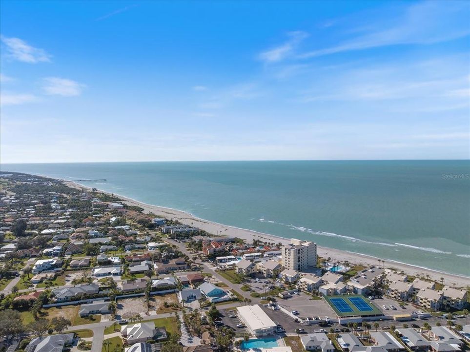 Active With Contract: $560,000 (2 beds, 2 baths, 1332 Square Feet)