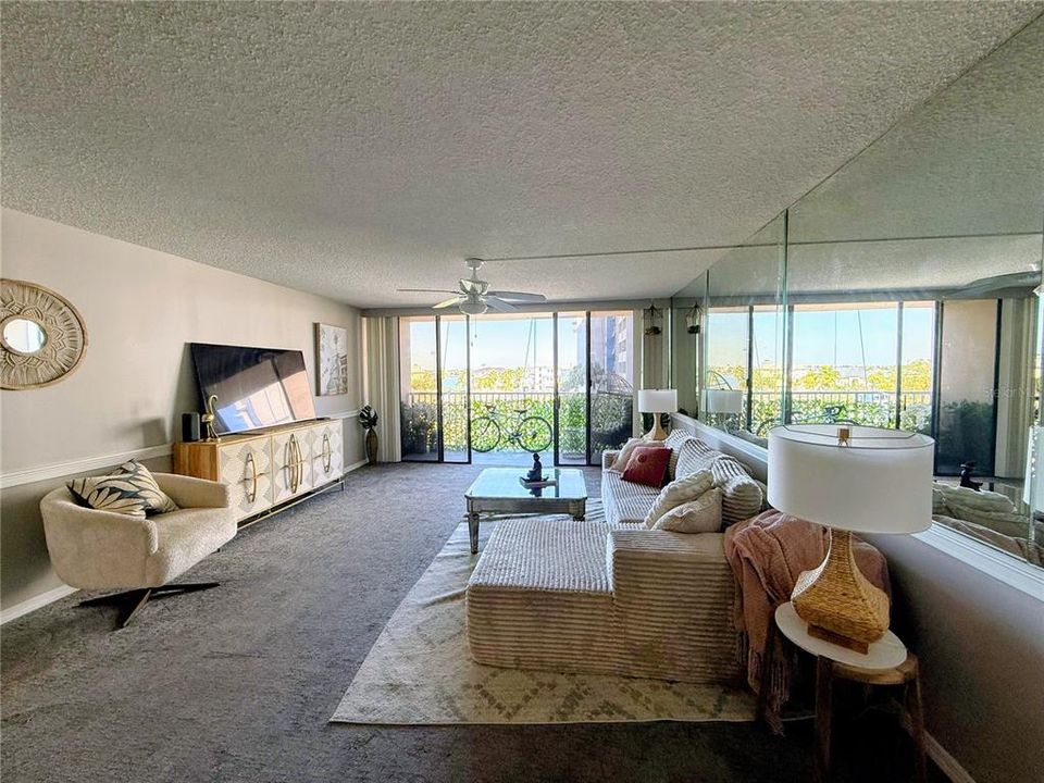 合同活跃: $2,450 (2 贝兹, 2 浴室, 1308 平方英尺)