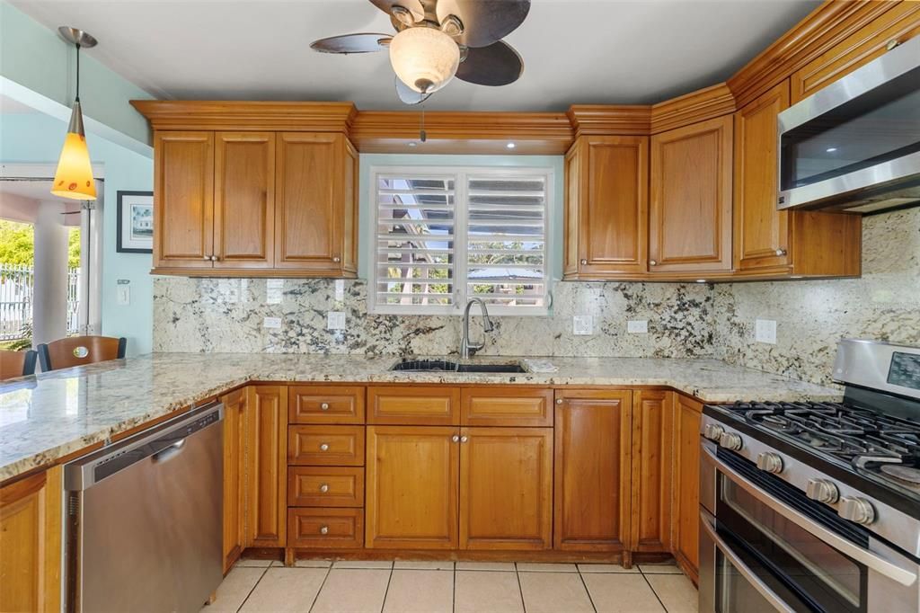 En Venta: $2,385,000 (3 camas, 4 baños, 2200 Pies cuadrados)