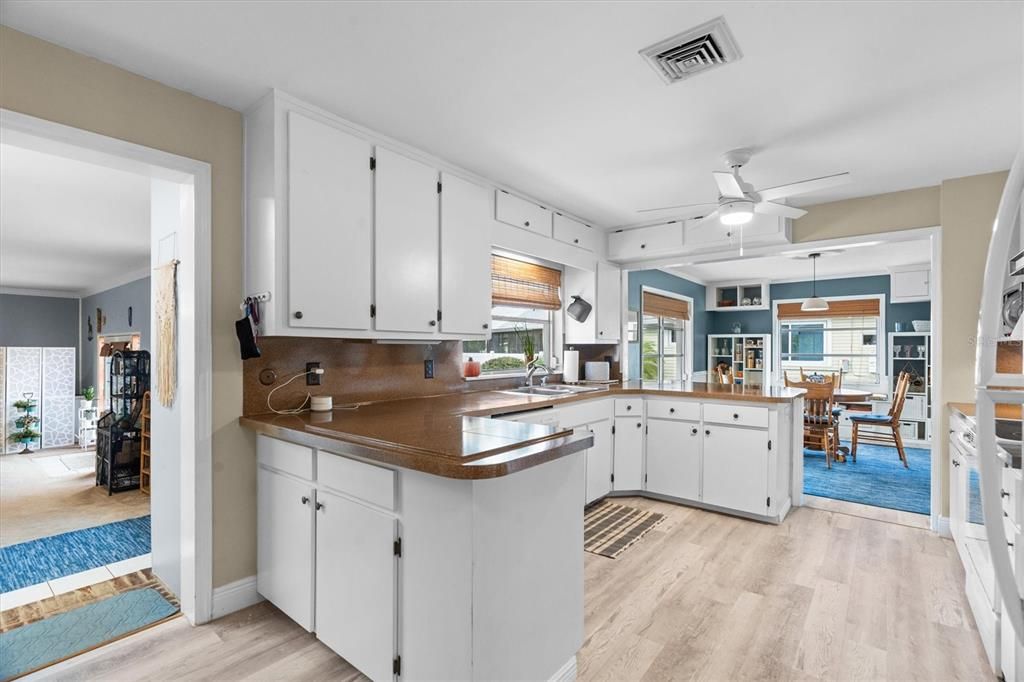 Active With Contract: $425,000 (3 beds, 2 baths, 2355 Square Feet)