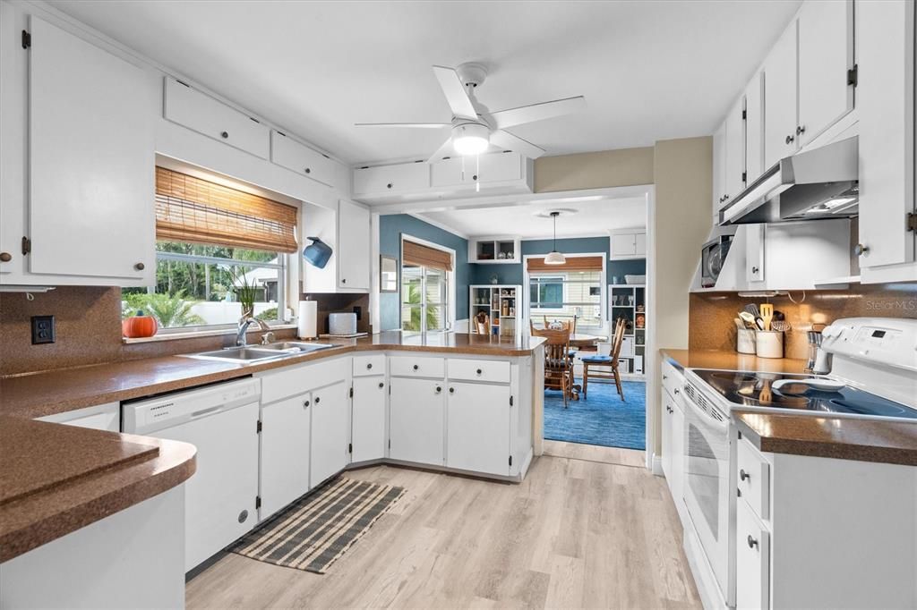 Active With Contract: $425,000 (3 beds, 2 baths, 2355 Square Feet)