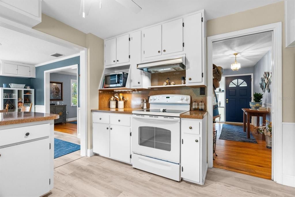 Active With Contract: $425,000 (3 beds, 2 baths, 2355 Square Feet)