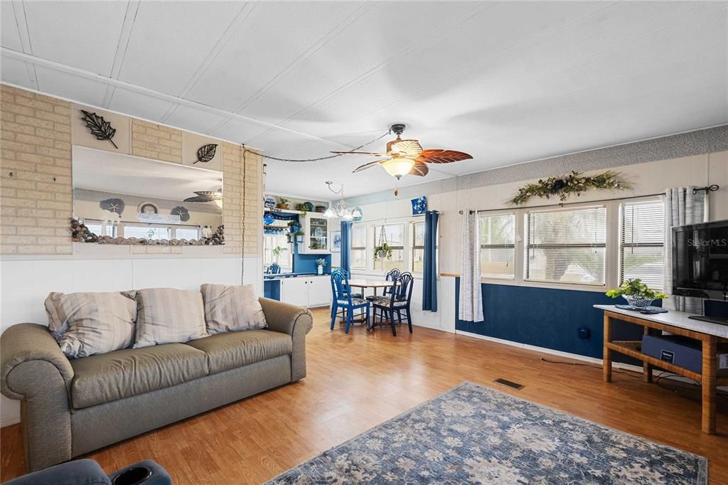 待售: $123,000 (2 贝兹, 2 浴室, 1008 平方英尺)