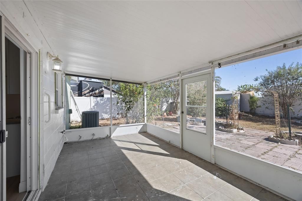 Active With Contract: $289,999 (2 beds, 2 baths, 872 Square Feet)