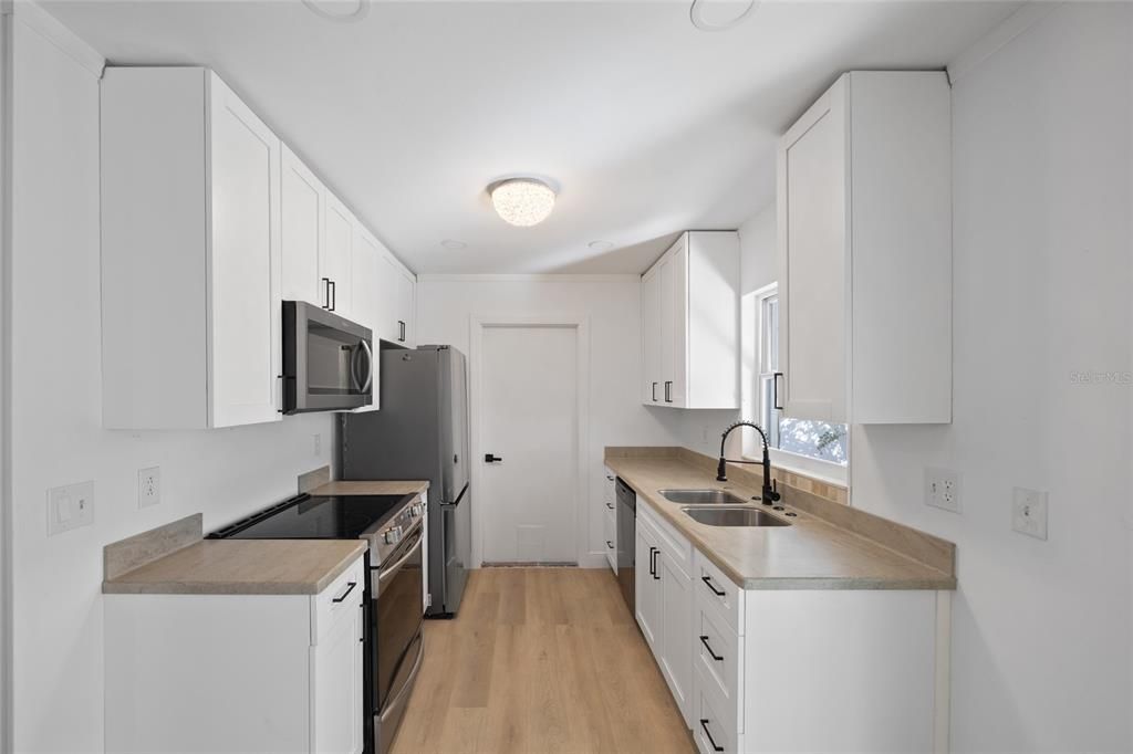 Active With Contract: $289,999 (2 beds, 2 baths, 872 Square Feet)