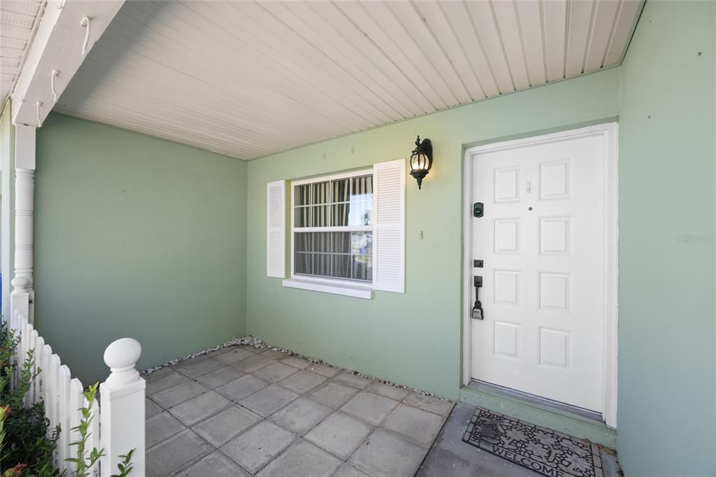 Active With Contract: $289,999 (2 beds, 2 baths, 872 Square Feet)