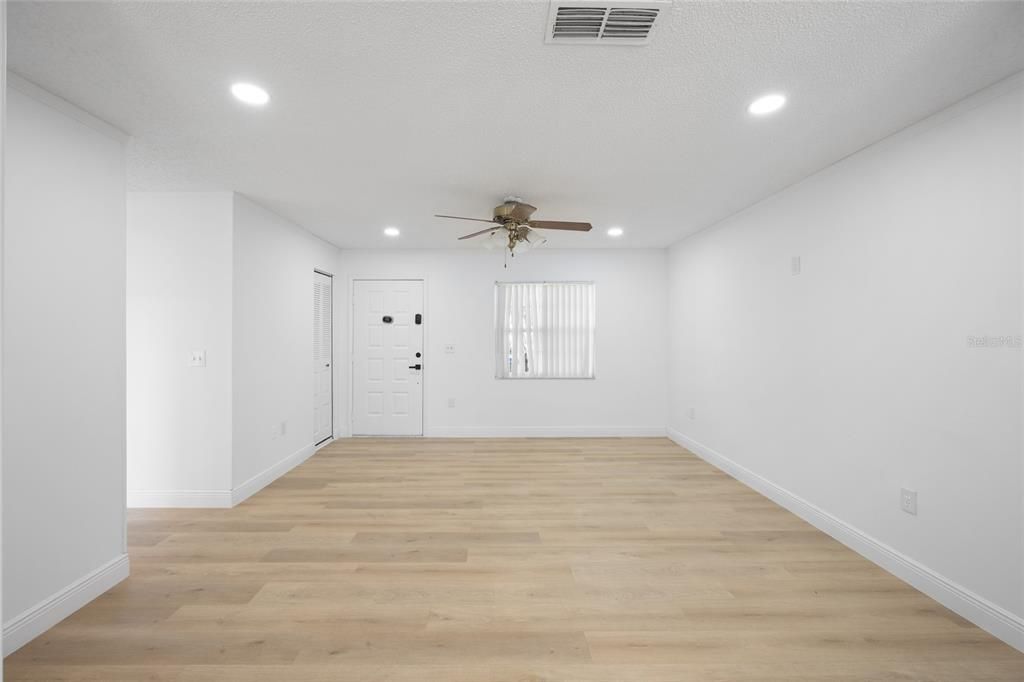 Active With Contract: $289,999 (2 beds, 2 baths, 872 Square Feet)