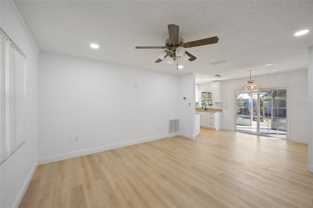 Active With Contract: $289,999 (2 beds, 2 baths, 872 Square Feet)