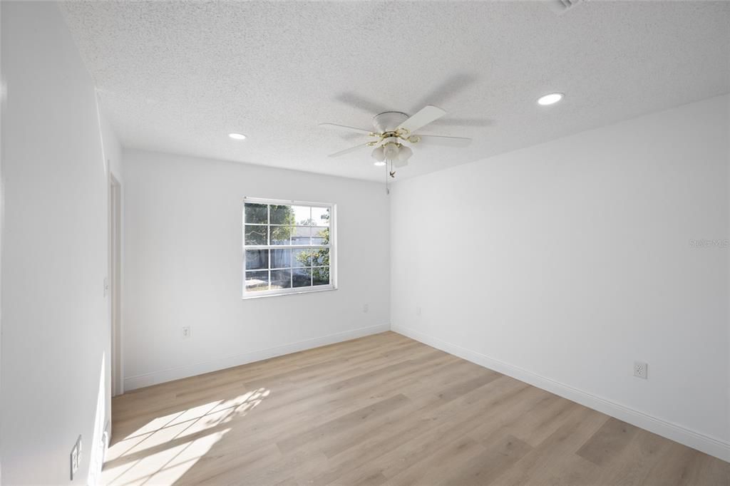 Active With Contract: $289,999 (2 beds, 2 baths, 872 Square Feet)