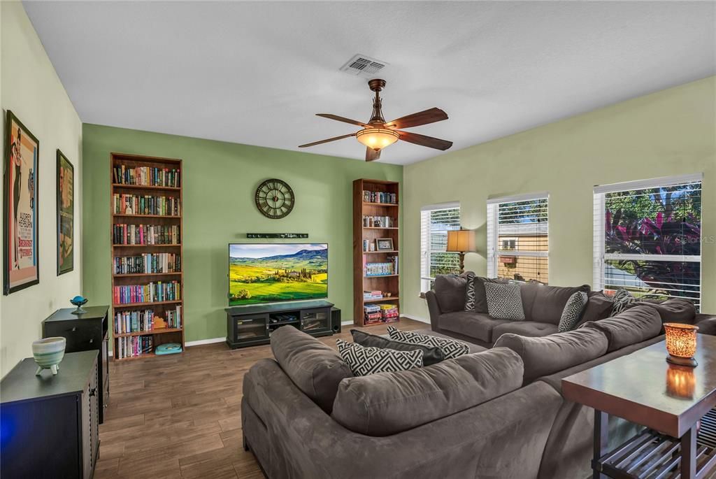 En Venta: $530,000 (4 camas, 2 baños, 2590 Pies cuadrados)