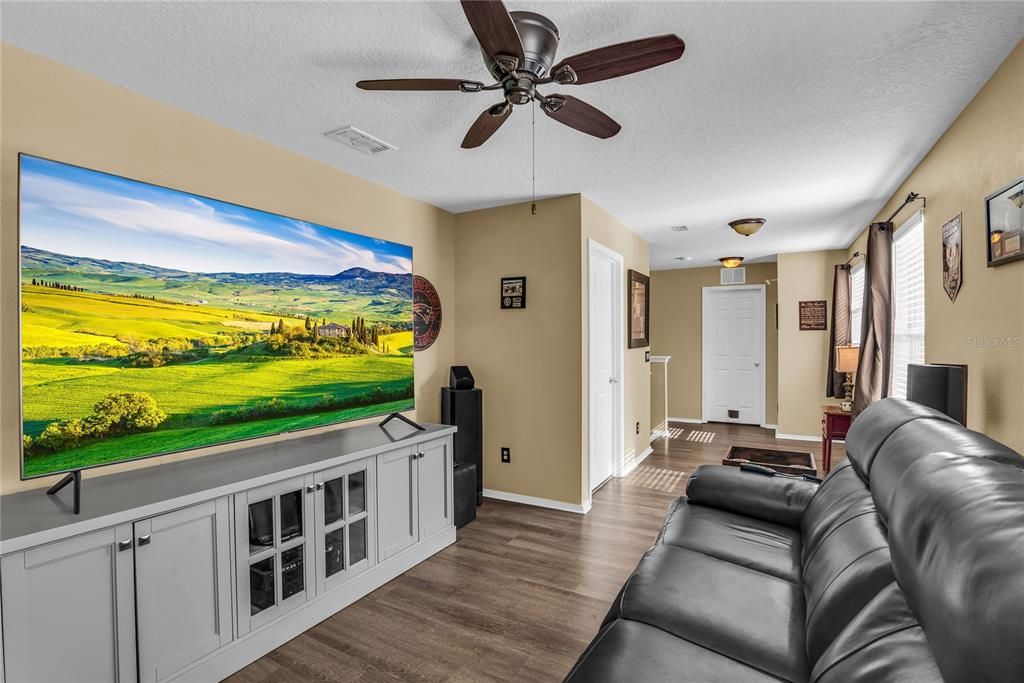 En Venta: $530,000 (4 camas, 2 baños, 2590 Pies cuadrados)