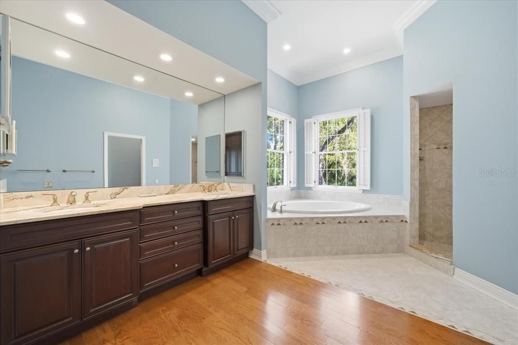 En Venta: $1,400,000 (4 camas, 5 baños, 5210 Pies cuadrados)