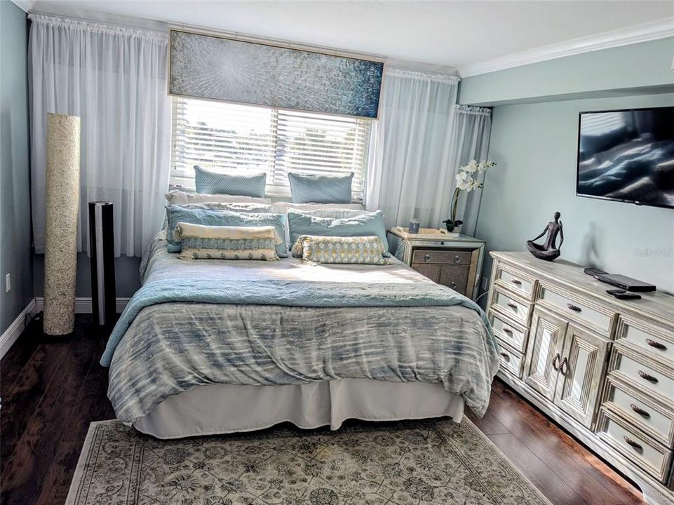 For Sale: $269,500 (2 beds, 2 baths, 1302 Square Feet)