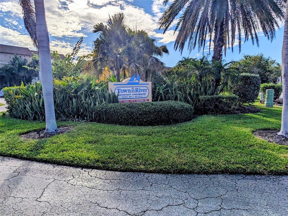 For Sale: $269,500 (2 beds, 2 baths, 1302 Square Feet)