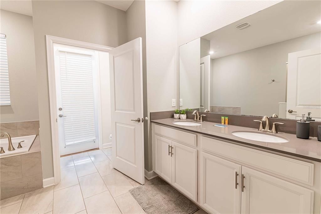 合同活跃: $879,000 (8 贝兹, 5 浴室, 4289 平方英尺)