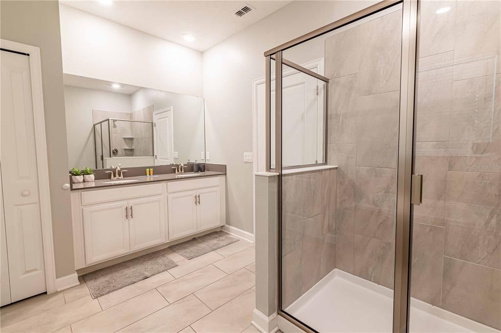 合同活跃: $879,000 (8 贝兹, 5 浴室, 4289 平方英尺)