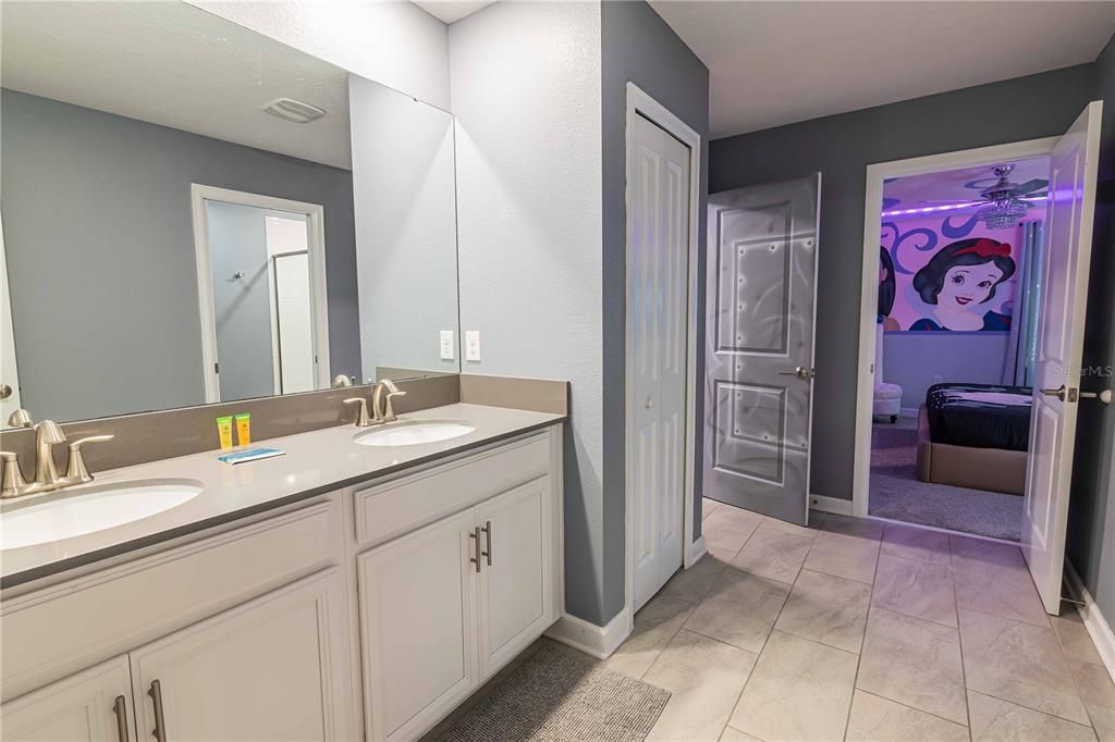 合同活跃: $879,000 (8 贝兹, 5 浴室, 4289 平方英尺)