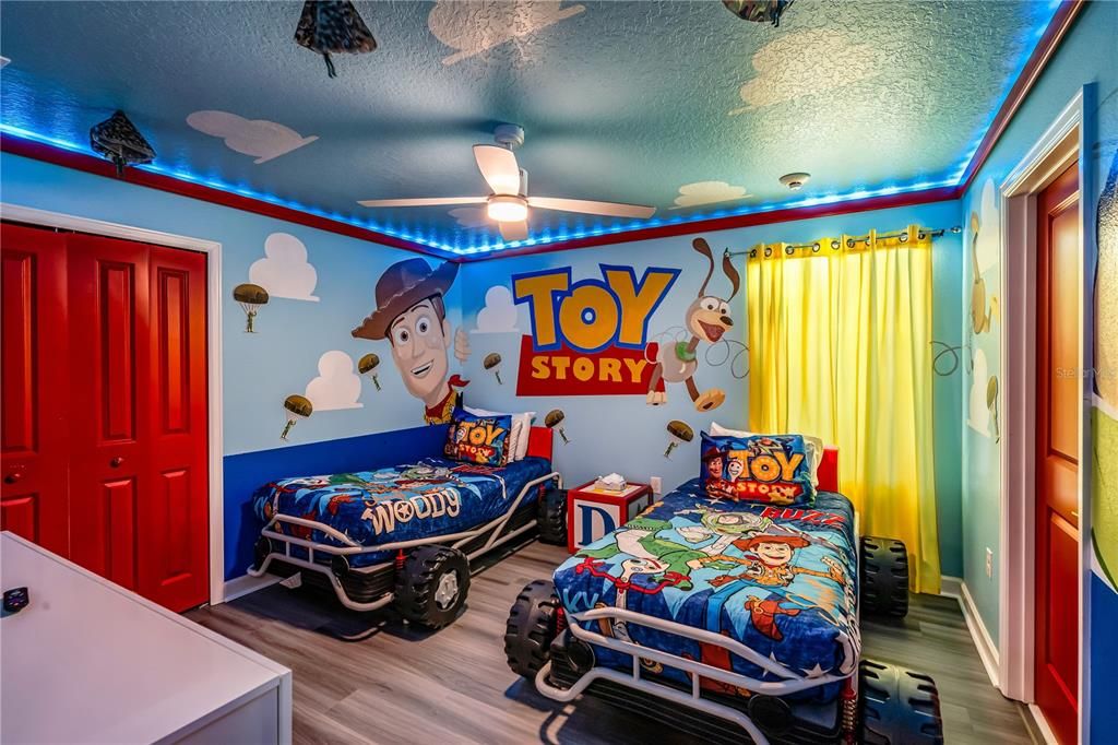 合同活跃: $879,000 (8 贝兹, 5 浴室, 4289 平方英尺)