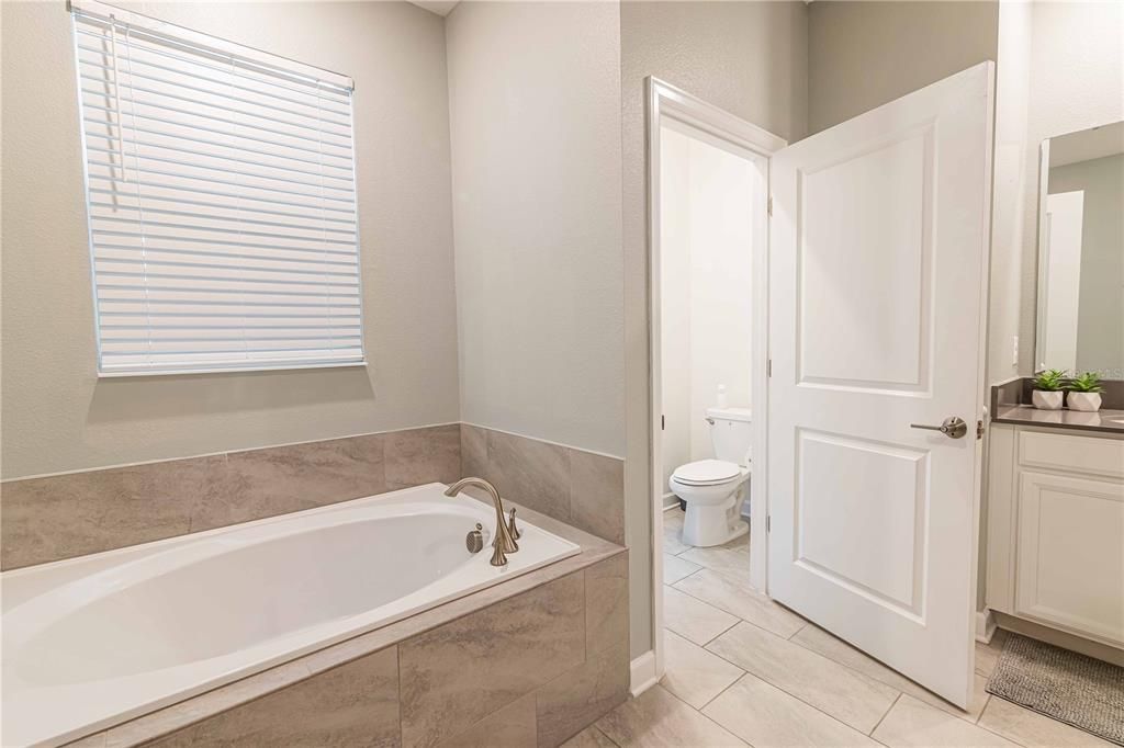 合同活跃: $879,000 (8 贝兹, 5 浴室, 4289 平方英尺)