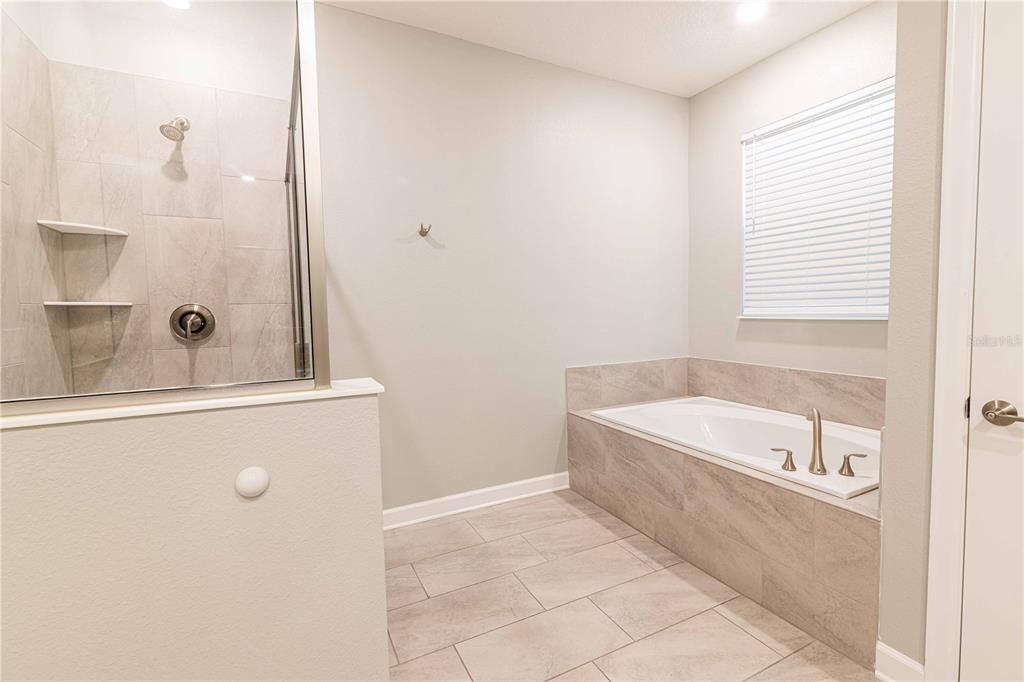 合同活跃: $879,000 (8 贝兹, 5 浴室, 4289 平方英尺)