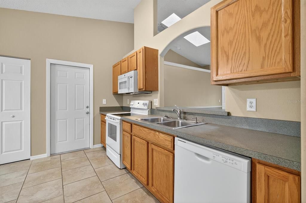 Под контрактом: $274,900 (4 спален, 2 ванн, 1702 Квадратных фут)