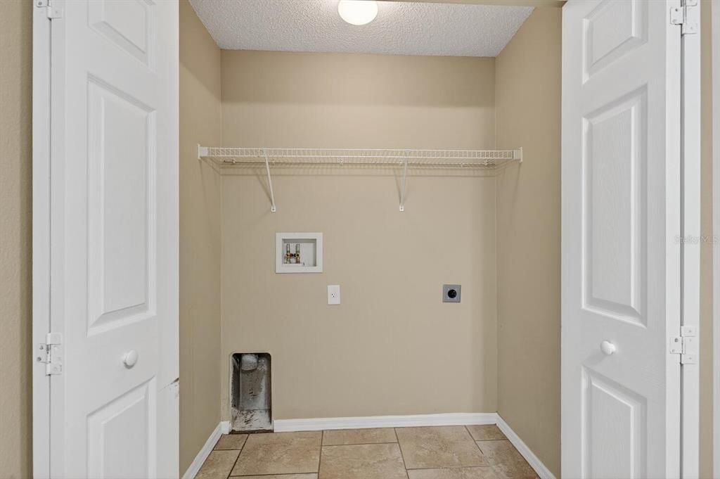 Под контрактом: $274,900 (4 спален, 2 ванн, 1702 Квадратных фут)