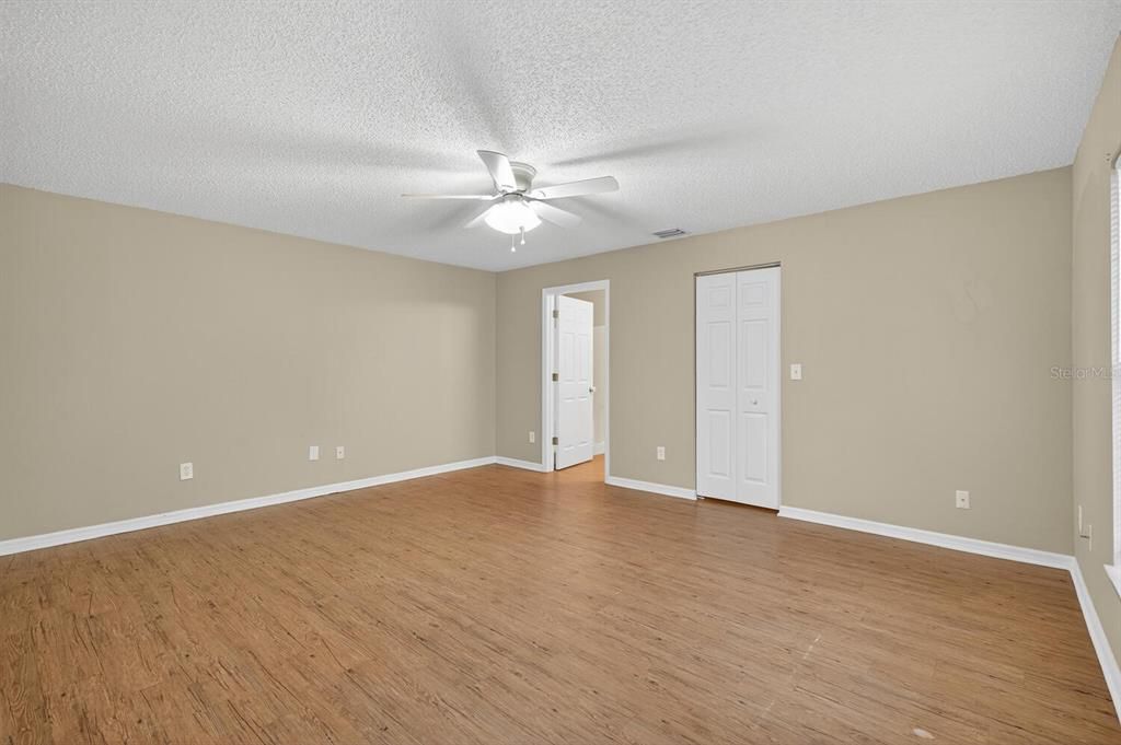 Под контрактом: $274,900 (4 спален, 2 ванн, 1702 Квадратных фут)