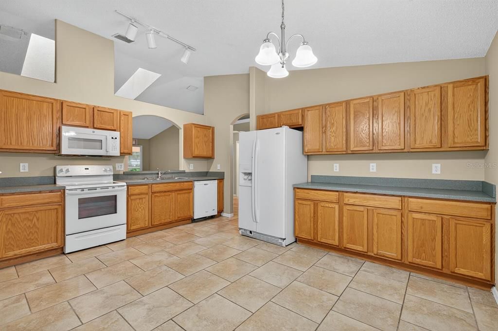 Под контрактом: $274,900 (4 спален, 2 ванн, 1702 Квадратных фут)