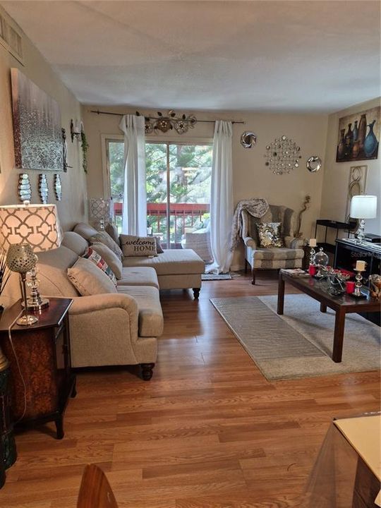 For Sale: $120,000 (2 beds, 1 baths, 832 Square Feet)