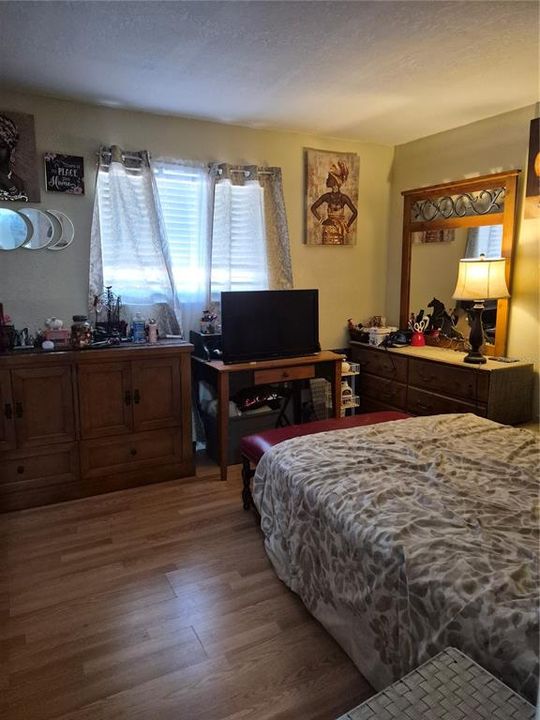 For Sale: $120,000 (2 beds, 1 baths, 832 Square Feet)