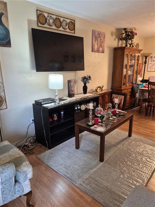 For Sale: $120,000 (2 beds, 1 baths, 832 Square Feet)