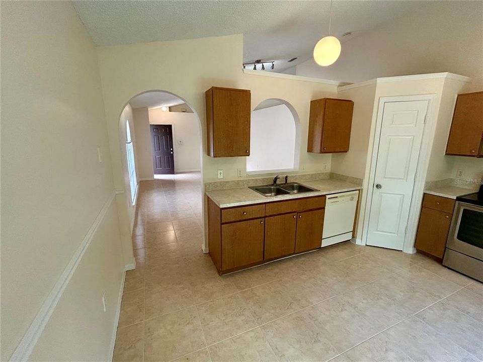 Под контрактом: $320,000 (4 спален, 2 ванн, 1406 Квадратных фут)