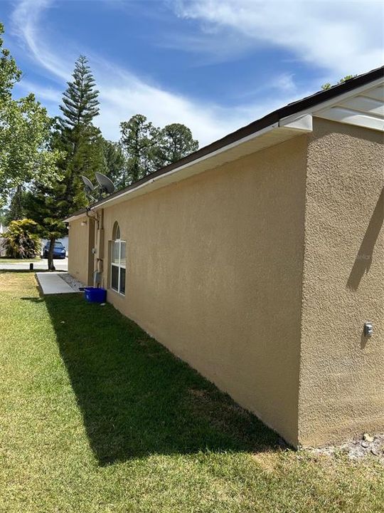 Под контрактом: $320,000 (4 спален, 2 ванн, 1406 Квадратных фут)