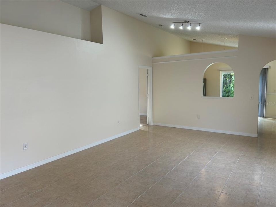 Под контрактом: $320,000 (4 спален, 2 ванн, 1406 Квадратных фут)