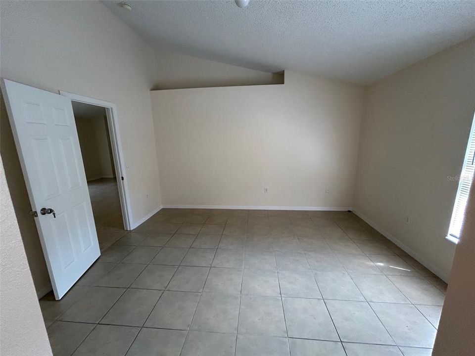 Под контрактом: $320,000 (4 спален, 2 ванн, 1406 Квадратных фут)