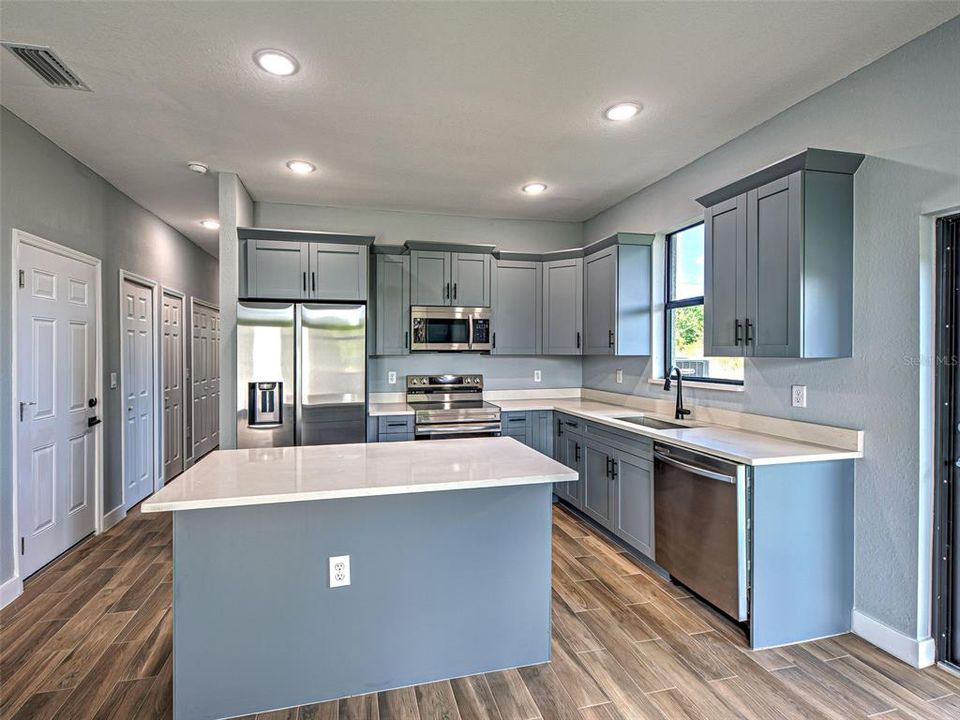 For Sale: $499,000 (6 beds, 0 baths, 2252 Square Feet)