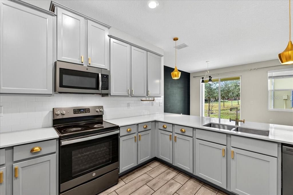 Active With Contract: $334,990 (3 beds, 2 baths, 1741 Square Feet)