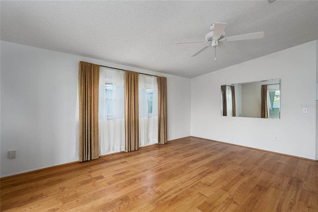 待售: $229,000 (2 贝兹, 2 浴室, 1300 平方英尺)