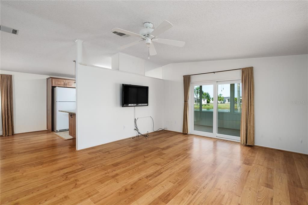 待售: $229,000 (2 贝兹, 2 浴室, 1300 平方英尺)