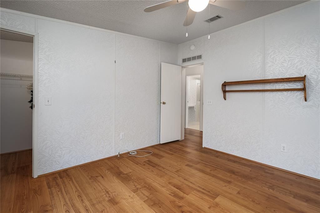 待售: $229,000 (2 贝兹, 2 浴室, 1300 平方英尺)