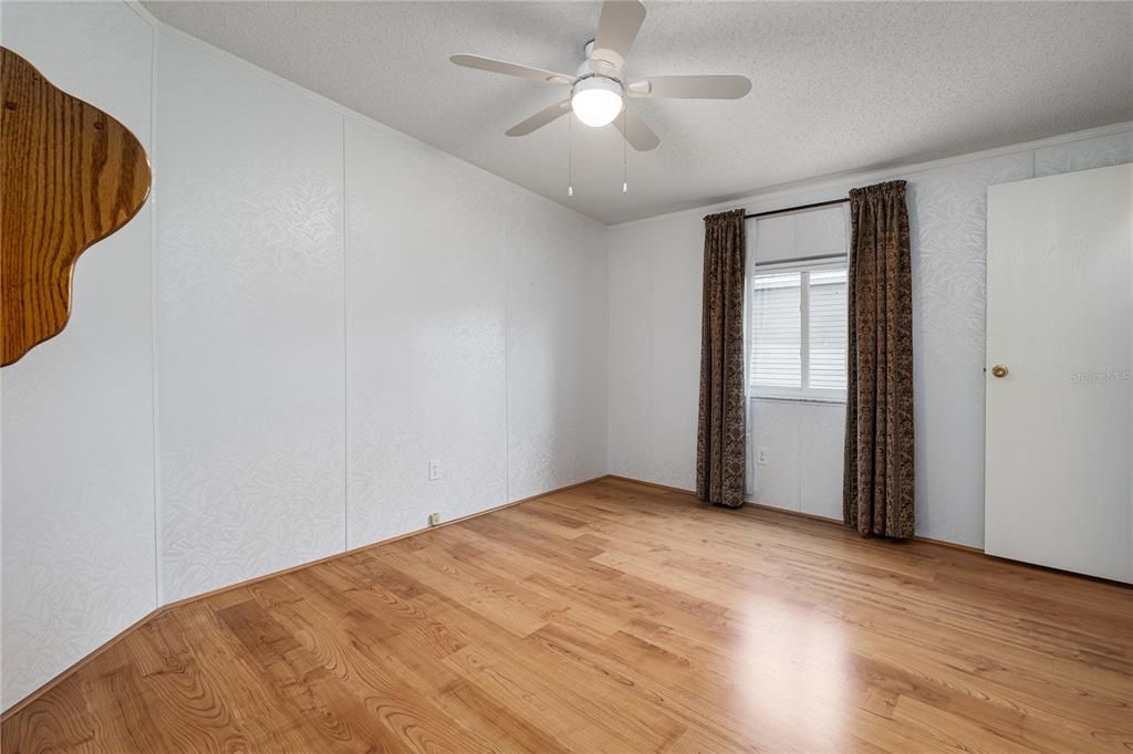 待售: $229,000 (2 贝兹, 2 浴室, 1300 平方英尺)