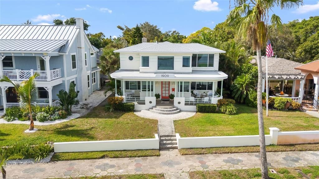 Active With Contract: $1,299,000 (2 beds, 3 baths, 1940 Square Feet)