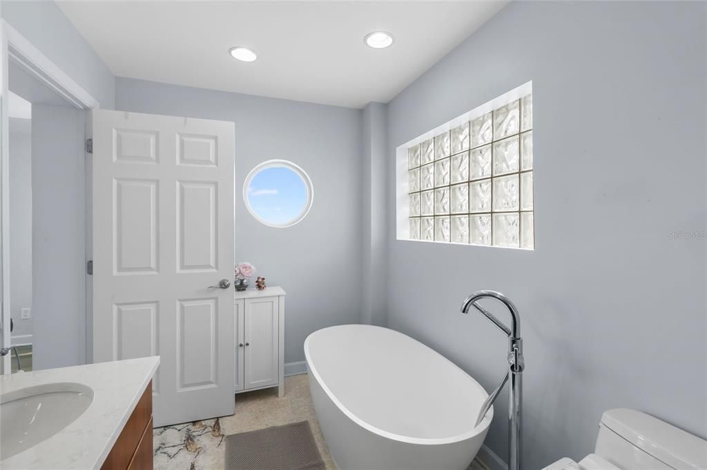 Active With Contract: $1,299,000 (2 beds, 3 baths, 1940 Square Feet)