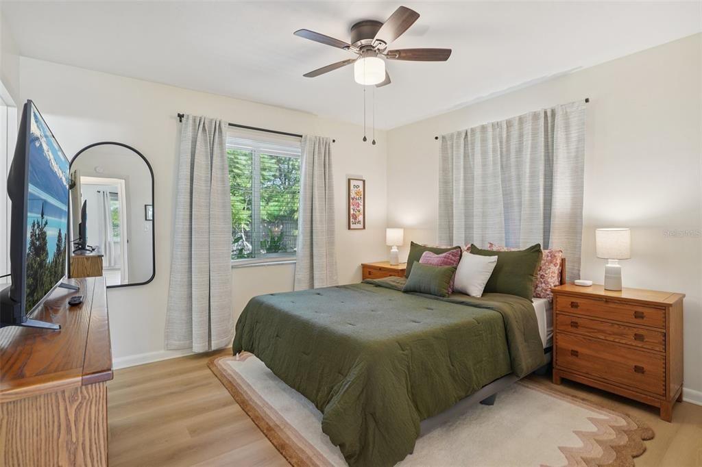 Active With Contract: $234,900 (2 beds, 1 baths, 1004 Square Feet)