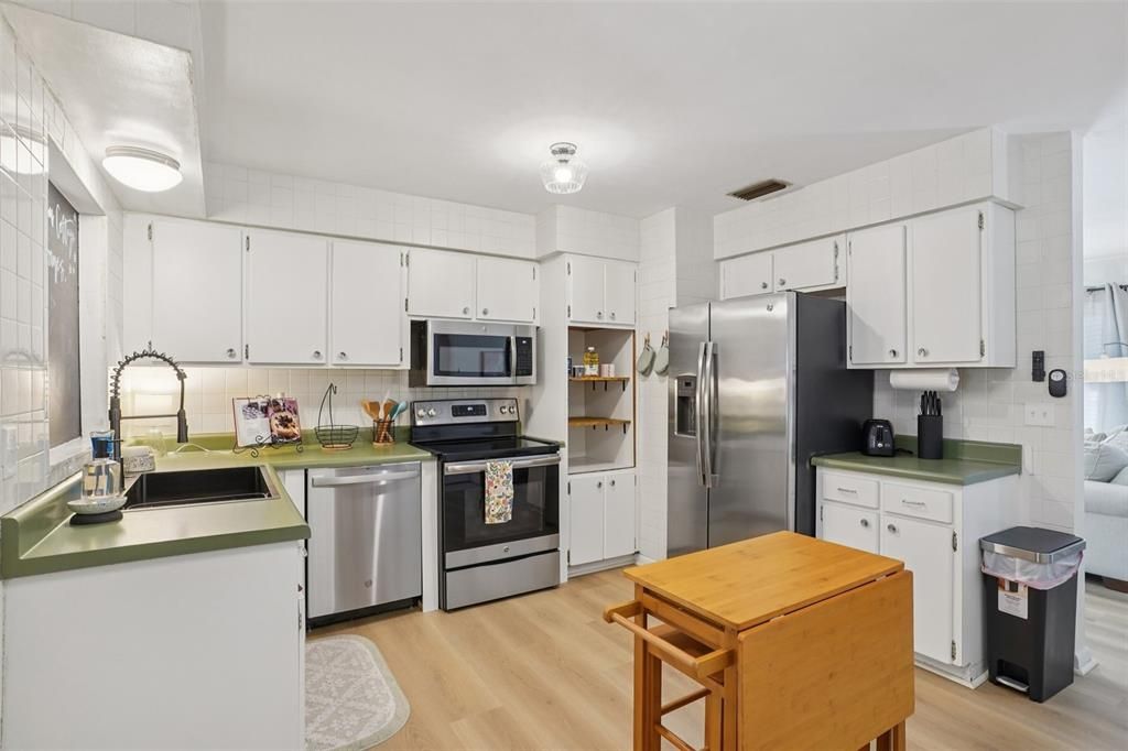 Active With Contract: $234,900 (2 beds, 1 baths, 1004 Square Feet)